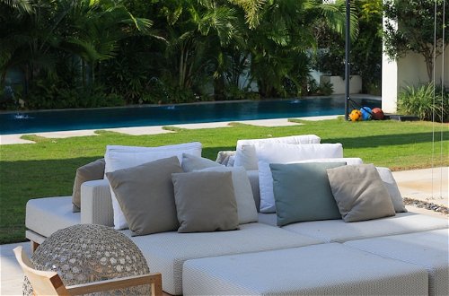 Foto 40 - Luxurious Coastal Villa w Pool & Garden