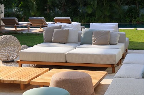 Foto 33 - Luxurious Coastal Villa w Pool & Garden