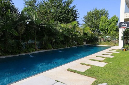 Foto 60 - Luxurious Coastal Villa w Pool & Garden