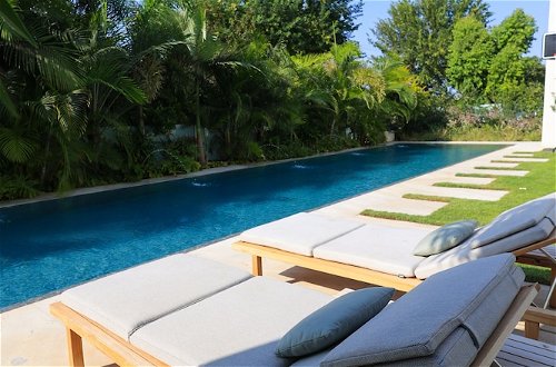 Foto 35 - Luxurious Coastal Villa w Pool & Garden