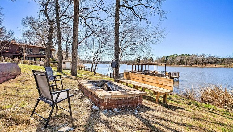 Foto 1 - Lakefront Fort Towson Home w/ Private Dock