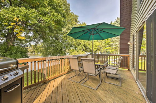 Photo 15 - Rock River Waterfront Cabin: Dock & Game Room