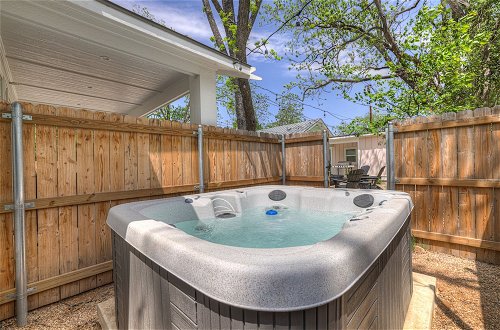 Photo 15 - The Grove D With Hot Tub & King Beds - Walk to Main