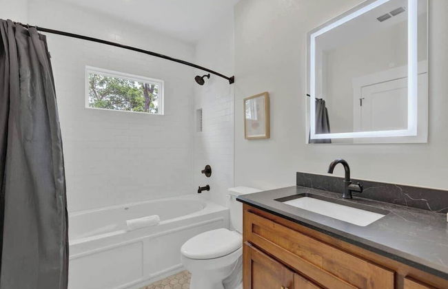 The Grove D With Hot Tub & King Beds - Walk to Main - Foto 10