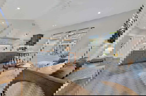 Foto 6 - The Grove D With Hot Tub & King Beds - Walk to Main