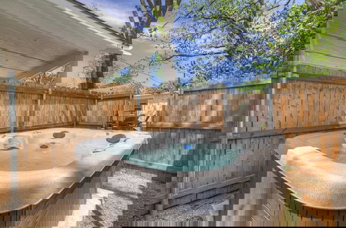 Foto 12 - The Grove D With Hot Tub & King Beds - Walk to Main
