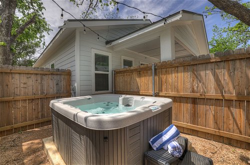 Photo 1 - The Grove D With Hot Tub & King Beds - Walk to Main