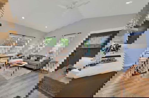 Foto 8 - The Grove D With Hot Tub & King Beds - Walk to Main