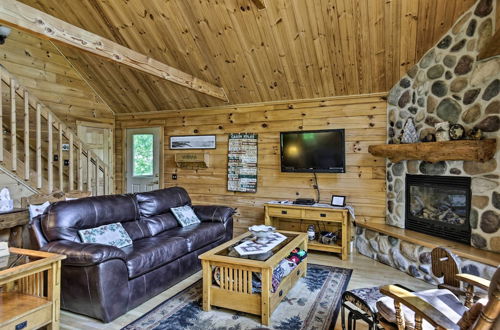 Photo 2 - Lakefront Hazelhurst Cabin: Dock & Pool Table