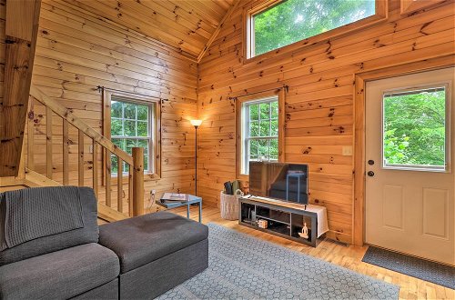 Foto 10 - Cozy Boone Cabin w/ Deck: Close to Downtown