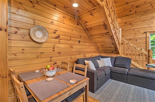 Foto 3 - Cozy Boone Cabin w/ Deck: Close to Downtown