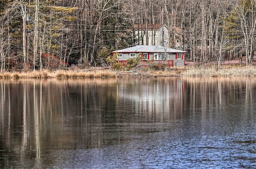 Foto 1 - White Haven Lakeside Home w/ Kayaks & Fireplace