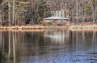 Foto 1 - White Haven Lakeside Home w/ Kayaks & Fireplace