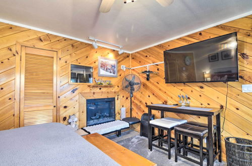 Foto 14 - Cozy Studio w/ Fireplace ~ 1 Mi to Ski Resort