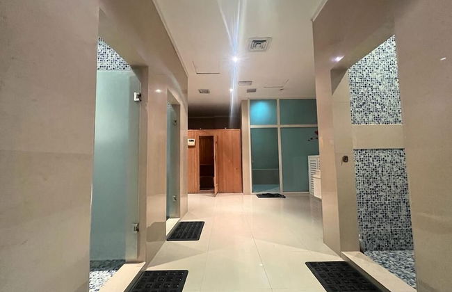 White luxury Suite hotel - Photo 21