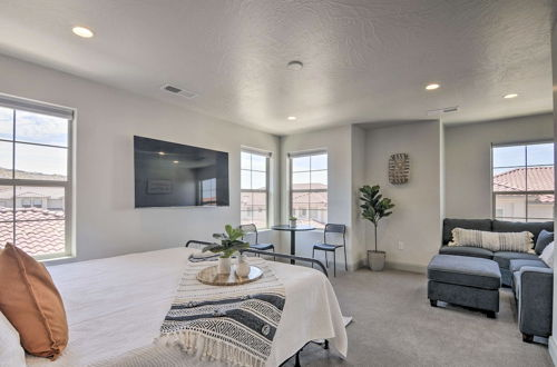 Photo 4 - Chic Sun-soaked Townhome: 42 Mi to Zion Natl Park