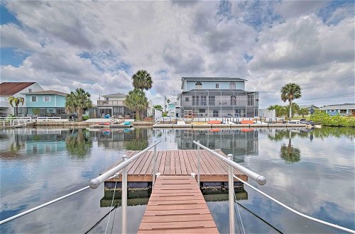 Foto 3 - Hernando Beach Home w/ Pool & Canal Access