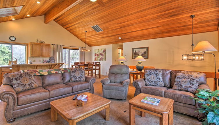 Photo 1 - Pet-friendly Sunriver Home: Hot Tub+8 Sharc Passes