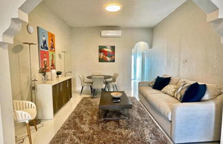 Foto 2 - Stunning 3-Bedroom Beachside Apartment