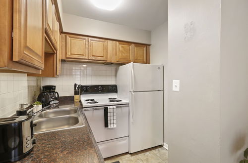 Photo 12 - Fully Furnished Studio Apt in Lakeview