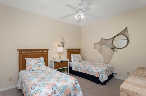 Photo 13 - Two Bedroom Condo - Short Walk to the Beach