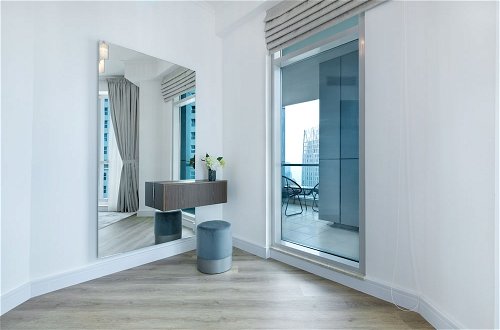 Foto 13 - Maison Privee - High-Floor Trendy Apt w/ Marina, Palm & Ocean Vws
