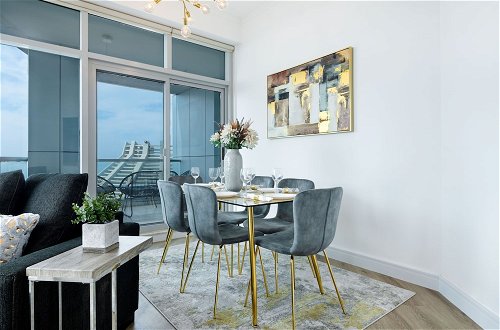 Foto 14 - Maison Privee - High-Floor Trendy Apt w/ Marina, Palm & Ocean Vws