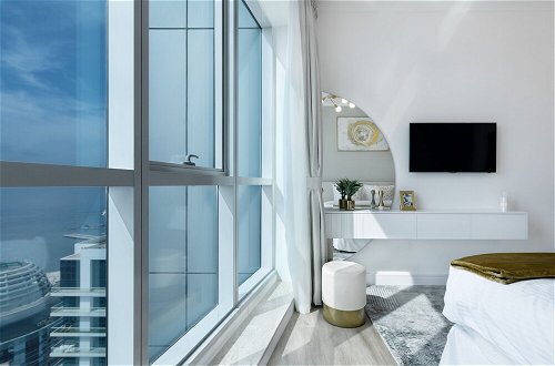 Foto 19 - Maison Privee - High-Floor Trendy Apt w/ Marina, Palm & Ocean Vws