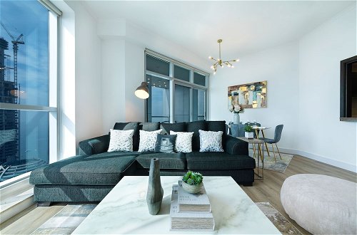 Foto 17 - Maison Privee - High-Floor Trendy Apt w/ Marina, Palm & Ocean Vws