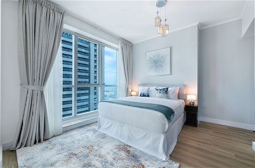Foto 5 - Maison Privee - High-Floor Trendy Apt w/ Marina, Palm & Ocean Vws