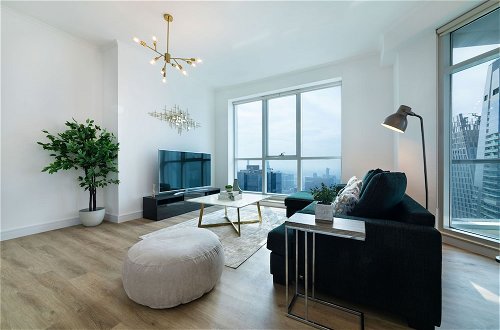 Foto 16 - Maison Privee - High-Floor Trendy Apt w/ Marina, Palm & Ocean Vws