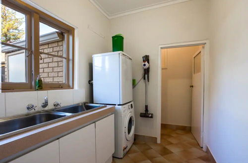 Photo 7 - Comfortable 2 Bedroom Home in Trendy Victoria Park