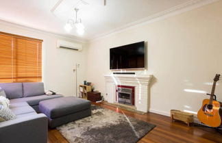 Photo 2 - Comfortable 2 Bedroom Home in Trendy Victoria Park