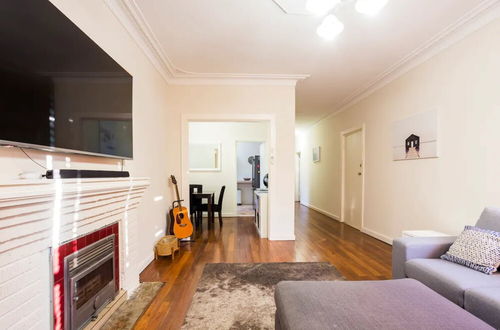 Photo 12 - Comfortable 2 Bedroom Home in Trendy Victoria Park