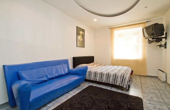 Alma Apartments - Photo 2