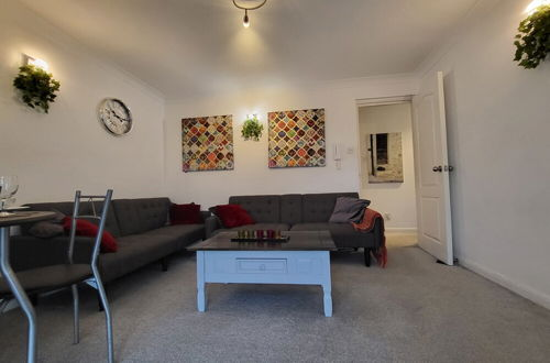 Photo 12 - Captivating 2-bed Apartment in Southend-on-sea