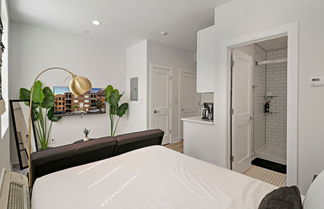 Photo 2 - Nice & Comfy Studio Apt in Uptown