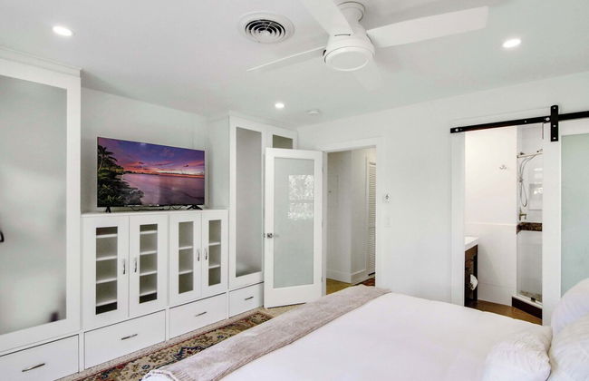 La Casa Blanca Minutes From the Beach! - Photo 8