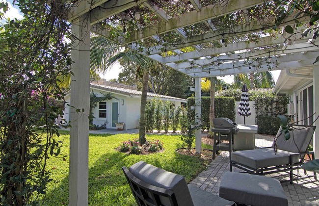 La Casa Blanca Minutes From the Beach! - Photo 21