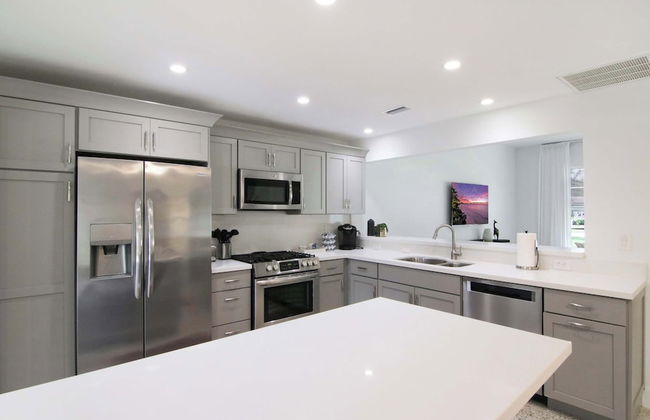 La Casa Blanca Minutes From the Beach! - Photo 13