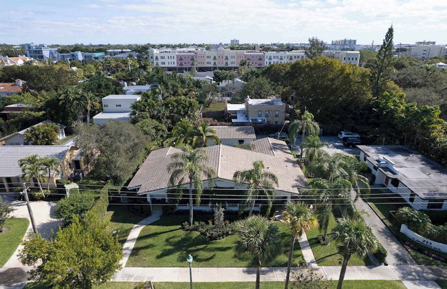 La Casa Blanca Minutes From the Beach! - Photo 26
