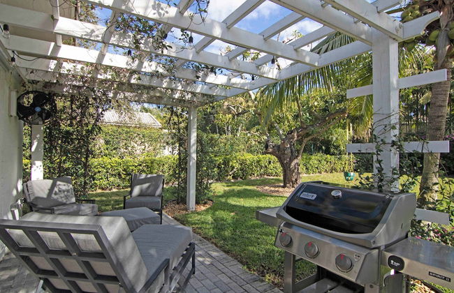 La Casa Blanca Minutes From the Beach! - Photo 22