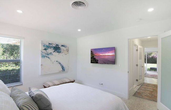 La Casa Blanca Minutes From the Beach! - Photo 9