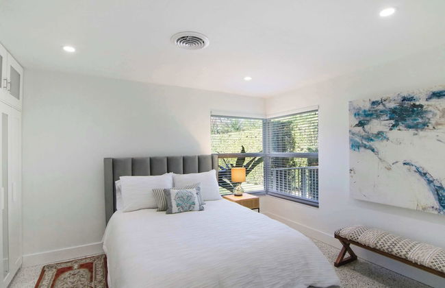 La Casa Blanca Minutes From the Beach! - Photo 10