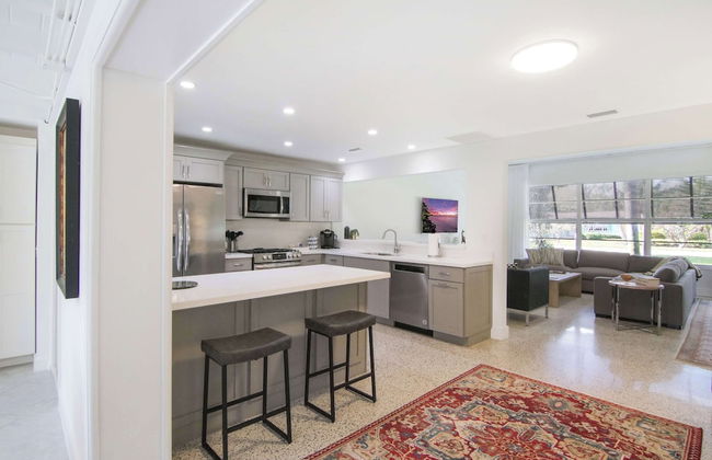 La Casa Blanca Minutes From the Beach! - Photo 12