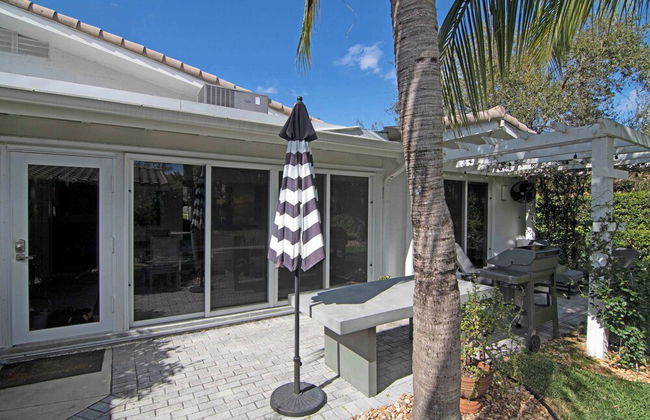 La Casa Blanca Minutes From the Beach! - Photo 23