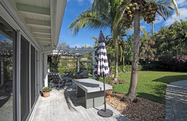 La Casa Blanca Minutes From the Beach! - Photo 20