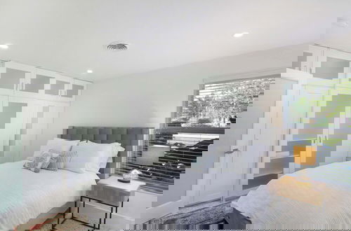 Foto 6 - La Casa Blanca Minutes From the Beach!