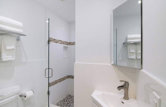 La Casa Blanca Minutes From the Beach! - Photo 17