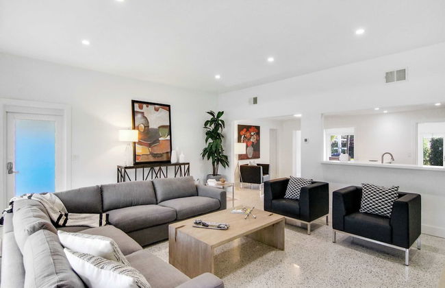 La Casa Blanca Minutes From the Beach! - Photo 1